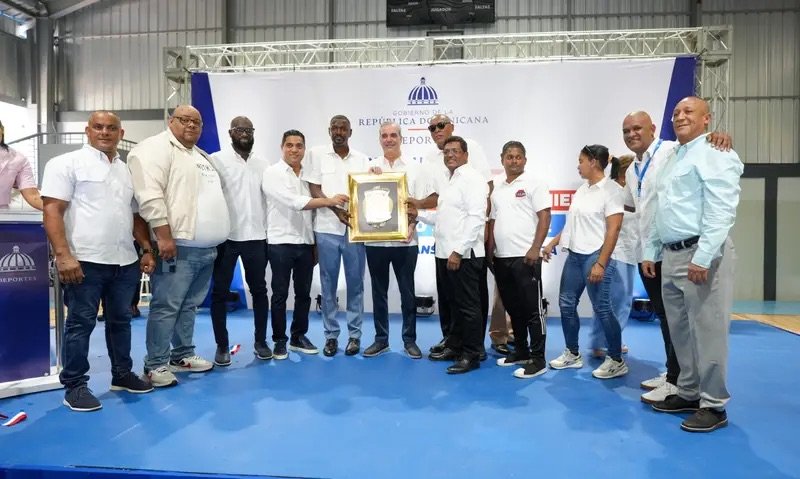 Presidente entrega remozado Club Deportivo Dante Lemoniel en Los Alcarrizos