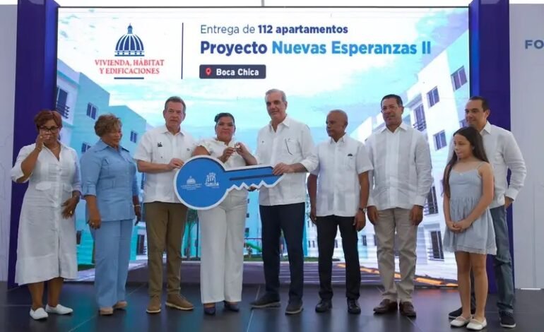 Presidente Abinader entregó 112 apartamentos en Boca Chica