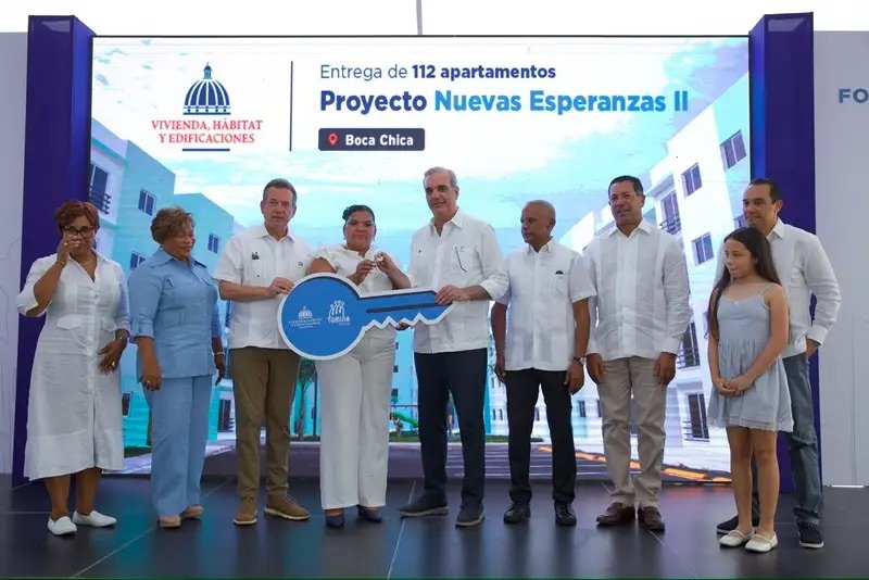Presidente Abinader entregó 112 apartamentos en Boca Chica