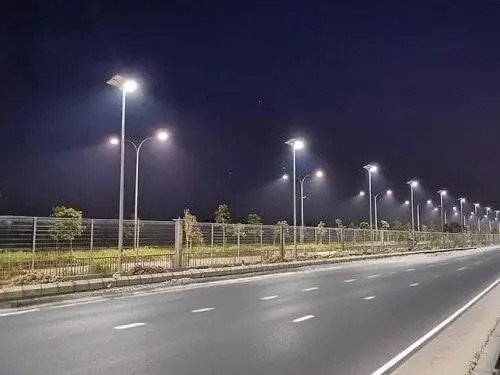Obras Públicas y RD Vial iluminan más de 200 kilómetros de vías con energía solar en todo el país