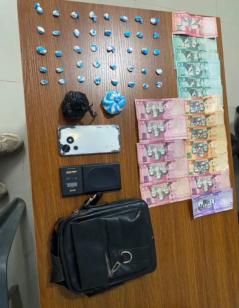 Policía ocupa decenas de porciones de presunta cocaína en Montecristi