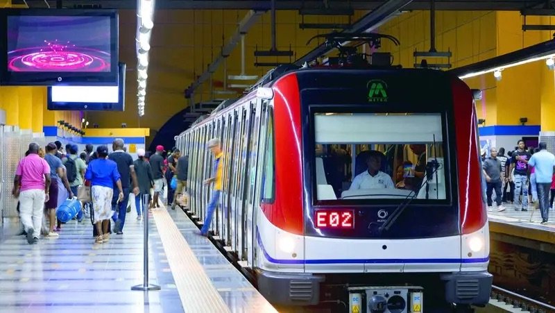 Sigue recibiendo asistencia médica en el Ney Arias Lora alemán que se lanzó a las vías del Metro de Santo Domingo
