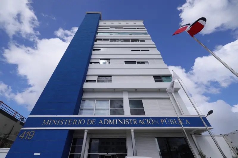 Gobierno dispone reducción de jornada laboral este viernes en instituciones públicas