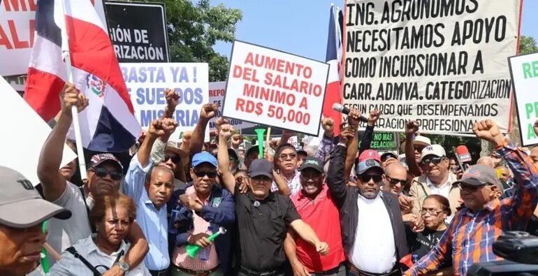 Agrónomos marchan hacia el Palacio Nacional exigiendo mejores condiciones de trabajo