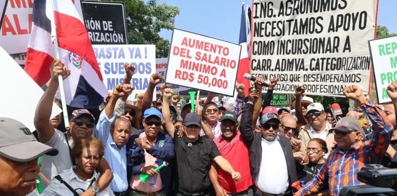 Agrónomos marchan hacia el Palacio Nacional exigiendo mejores condiciones de trabajo