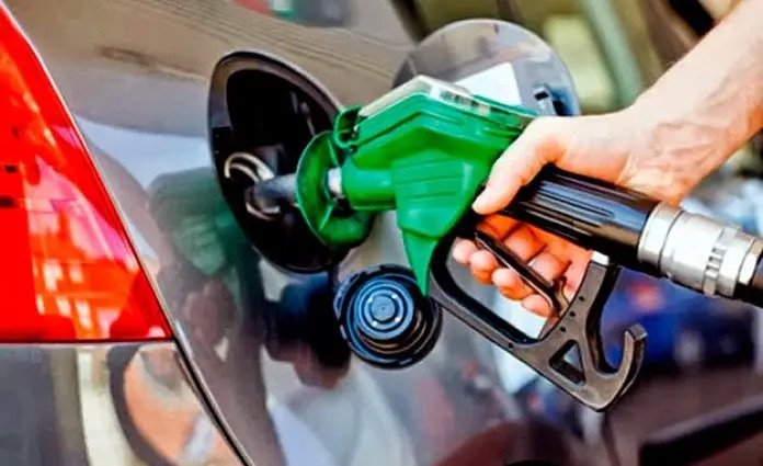 Gobierno mantiene sin cambios principales combustibles pese al alza del petróleo