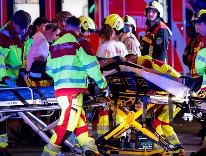 Vehículo arrolla multitud en marcha del Orgullo en Berlín; deja un muerto y varios heridos