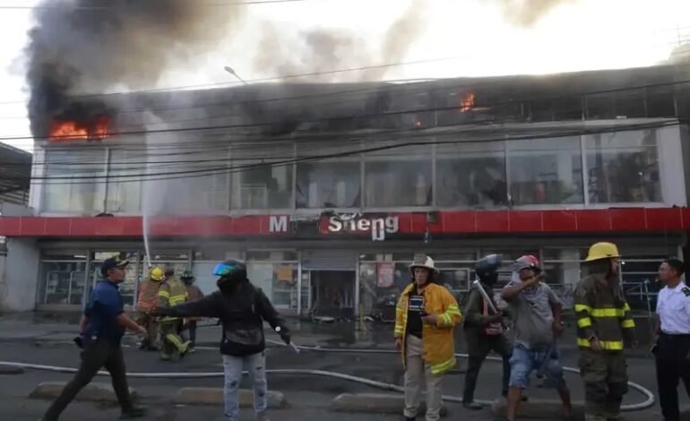 Fuego afecta la tienda china Ming Sheng de la Isabel Aguiar