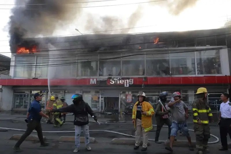 Fuego afecta la tienda china Ming Sheng de la Isabel Aguiar