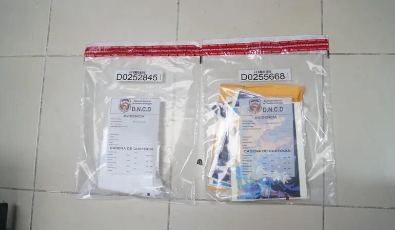 Frustran envío de varias láminas de cocaína ocultas en folders y documentos