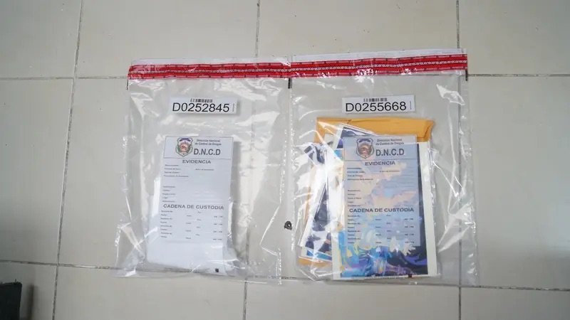 Frustran envío de varias láminas de cocaína ocultas en folders y documentos