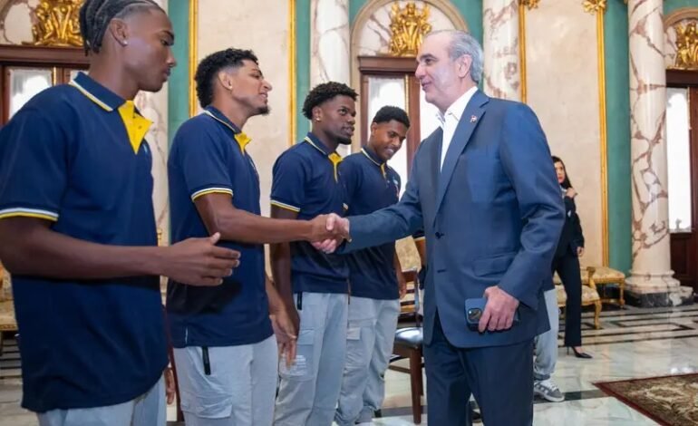 Abinader recibe al Salcedo Fútbol Club tras conquistar campeonato nacional de la Liga Dominicana de Fútbol