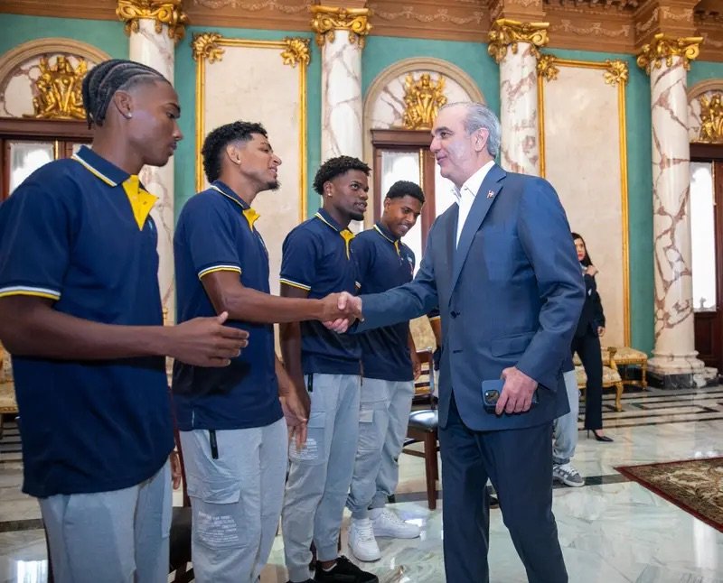 Abinader recibe al Salcedo Fútbol Club tras conquistar campeonato nacional de la Liga Dominicana de Fútbol