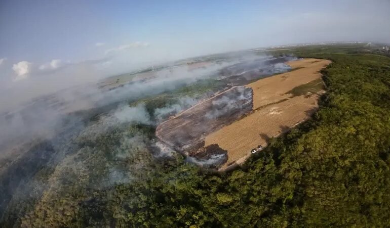 Bomberos siguen sofocando incendio en comunidad Angelina de SPM; autoridades investigan causas del siniestro