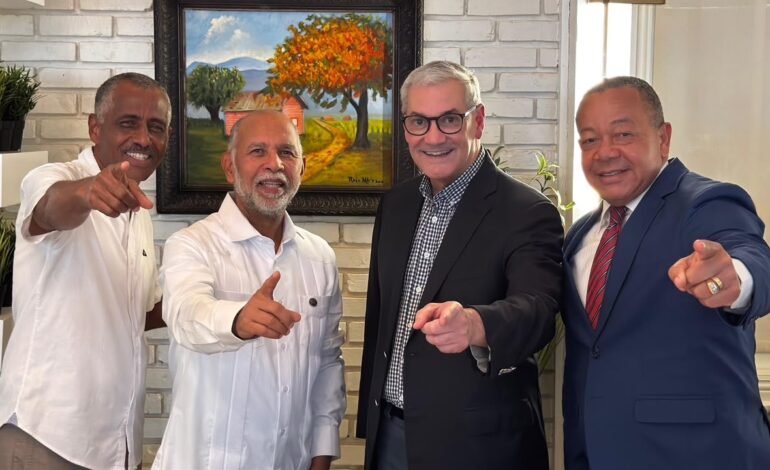 Eduardo Hidalgo y la&nbsp;mayoría de la&nbsp;corriente magisterial Eugenio María de Hostos&nbsp;pasan a respaldar&nbsp;la candidatura de Gonzalo Castillo