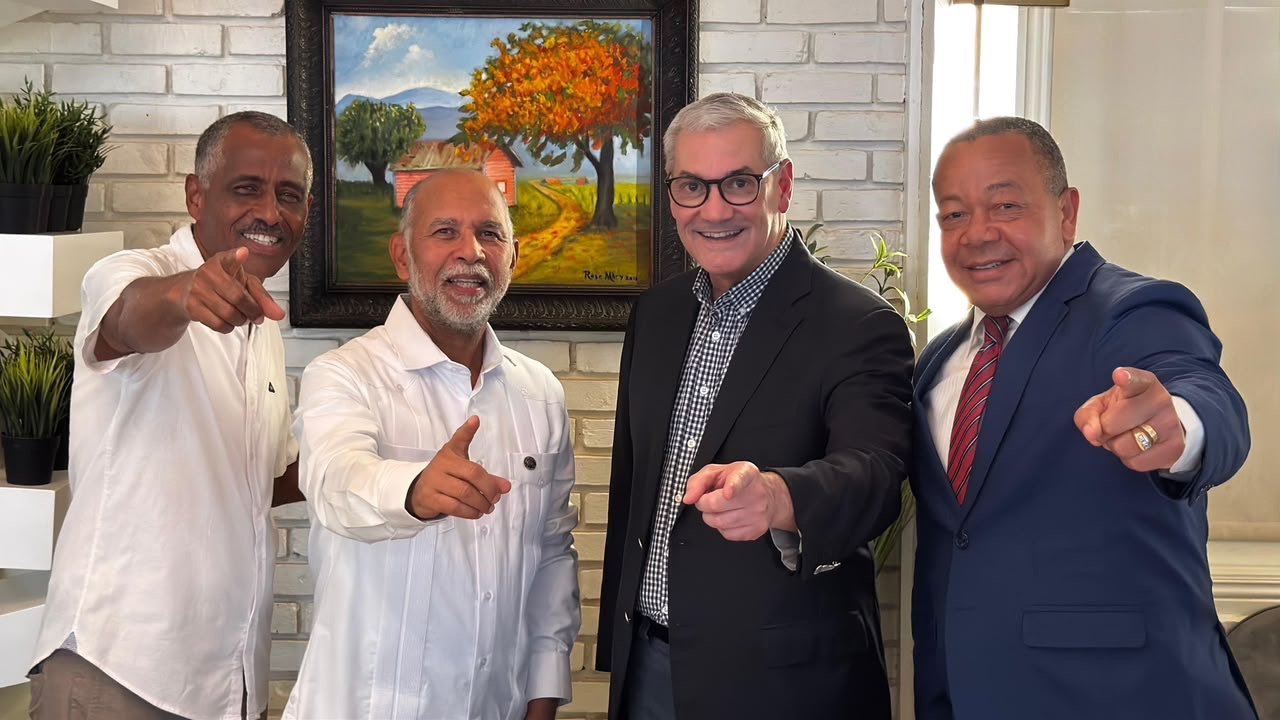 Eduardo Hidalgo y la&nbsp;mayoría de la&nbsp;corriente magisterial Eugenio María de Hostos&nbsp;pasan a respaldar&nbsp;la candidatura de Gonzalo Castillo