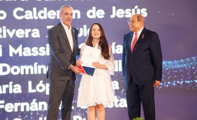 Presidente Abinader entrega 1,500 becas internacionales para cursar programas de especialización, maestrías y doctorados en universidades del extranjero