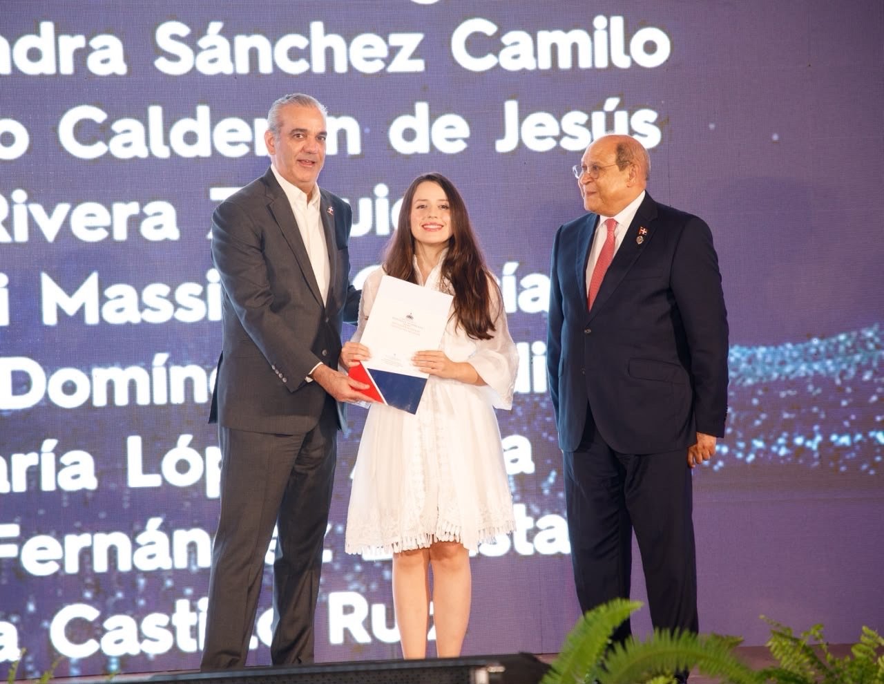 Presidente Abinader entrega 1,500 becas internacionales para cursar programas de especialización, maestrías y doctorados en universidades del extranjero