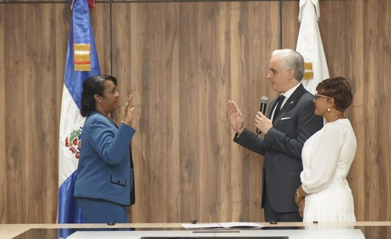 Ministro de Educación juramenta a Xiomara Guante como directora del INAIPI