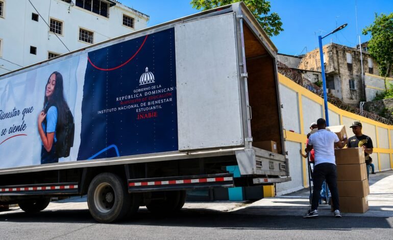 El INABIE amplía distribución de útiles escolares hacia el Norte del país