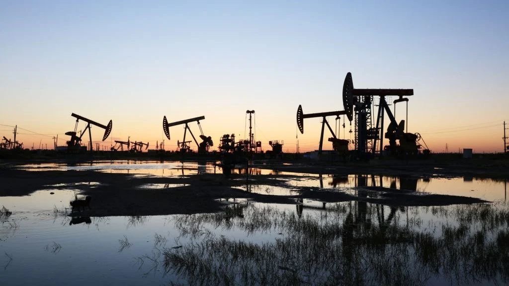 Ganancias de USD 12,600 millones en refinerías de EE. UU. por crisis en Medio Oriente presionan precios en países no productores como República Dominicana