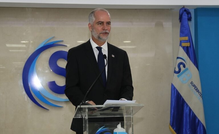 Alejandro Fernández dejará Superintendencia de Bancos en agosto