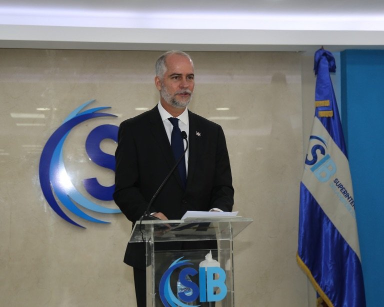 Alejandro Fernández dejará Superintendencia de Bancos en agosto