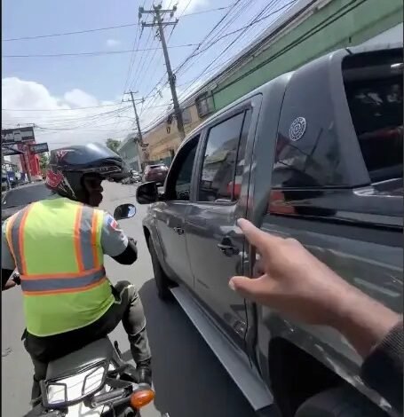 Primero cumpla usted»: ciudadano encara a agente de la DIGESETT por circular sin placa