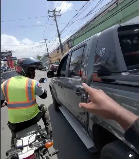 Primero cumpla usted»: ciudadano encara a agente de la DIGESETT por circular sin placa