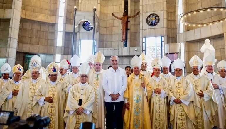 Presidente Abinader asiste a la toma de posesión del nuevo obispo de la Diócesis de La Vega