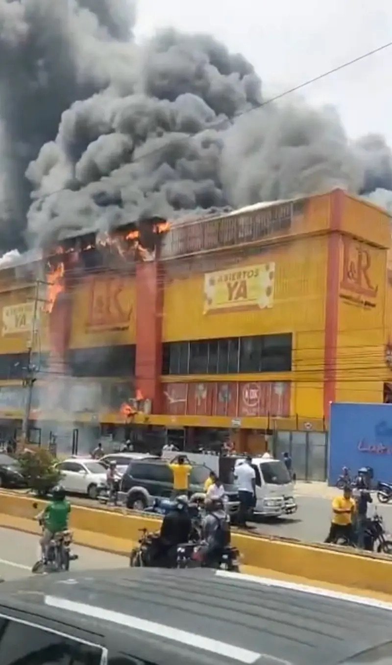 Se incendia otro L&R comercial Descuido o propósito?