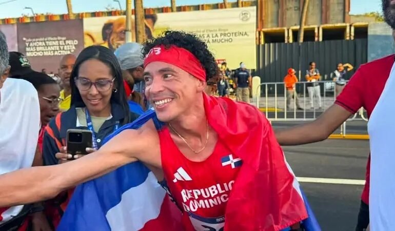 Álvaro Abreu gana el oro y establece nuevo récord centroamericano en la media maratón