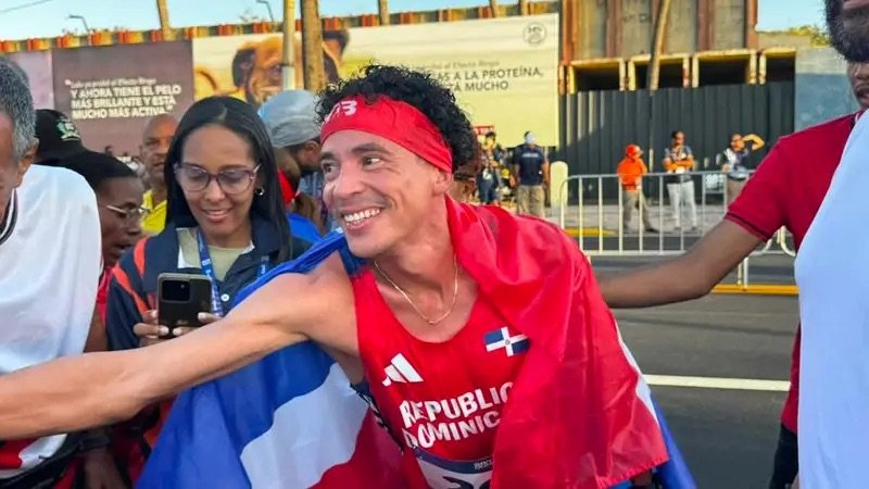 Álvaro Abreu gana el oro y establece nuevo récord centroamericano en la media maratón