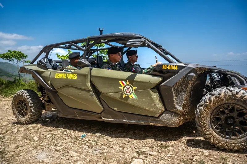 Comandante del Ejército supervisa unidades, entrega tres puestos fronterizos en la Sierra de Bahoruco
