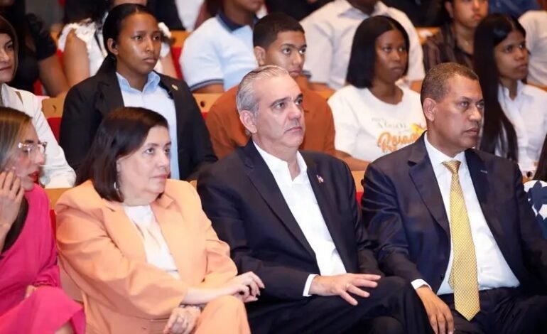 Abinader reconoce a más de 170 estudiantes destacados en concurso STEM del Indot