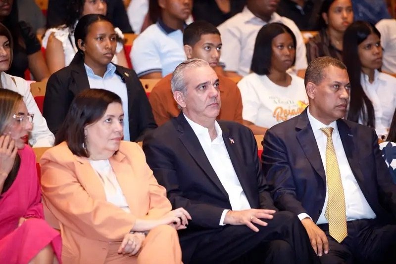 Abinader reconoce a más de 170 estudiantes destacados en concurso STEM del Indot