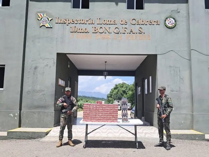 Ejército ocupa 50,000 cigarrillos de contrabando y bebidas alcohólicas en un operativo en Dajabón
