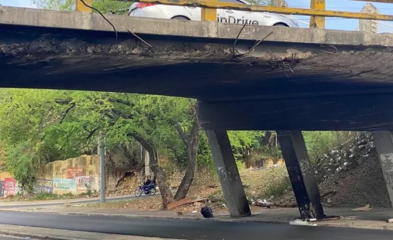 Ciudadanos se quejan de mal estado de puente que conecta con avenida Mexico