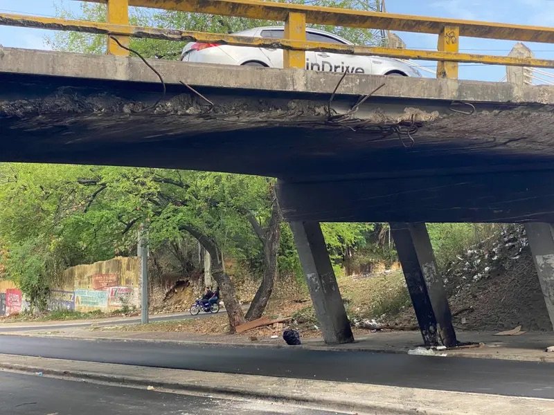 Ciudadanos se quejan de mal estado de puente que conecta con avenida Mexico