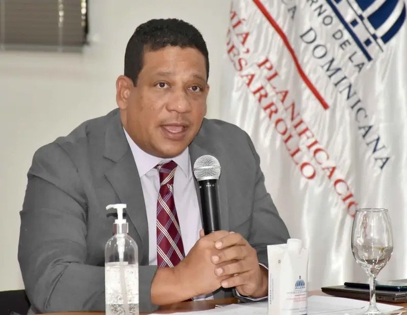 ¡El juidero! Carlos Pimentel suspende el registro de proveedor del Estado a casi la mitad de los senadores
