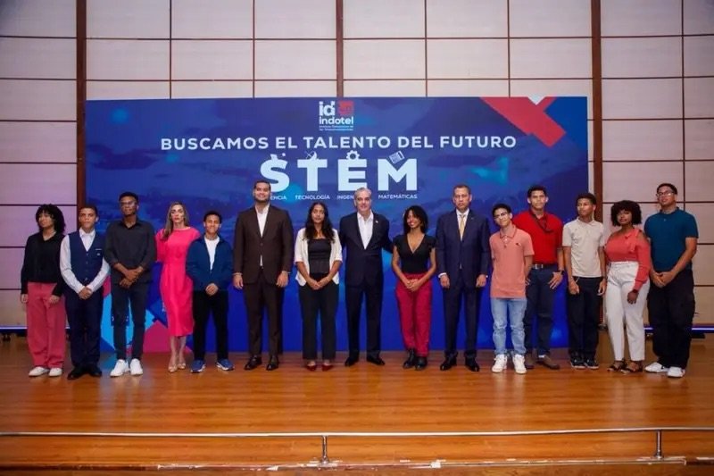 Abinader entrega reconocimientos a 170 estudiantes del concurso «Buscamos el Talento del Futuro»