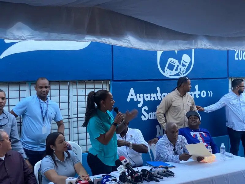 Alcaldesa de SDN inaugura cancha de baloncesto en Villa Mella en beneficio de la juventud