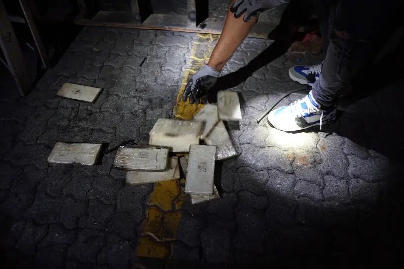 DNCD ocupa 303 paquetes de presunta cocaína ocultos en el piso de un contenedor en Caucedo
