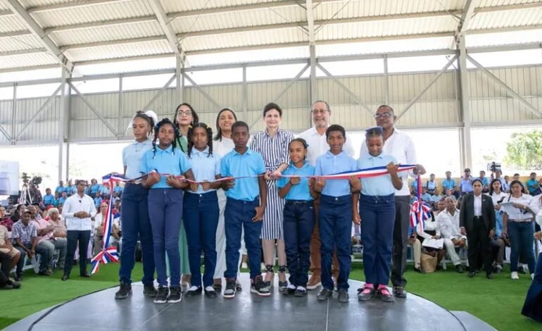 Raquel Peña entrega techado de la Escuela Javier Antonio Castillo Pérez en Pueblo Viejo, Azua, en beneficio de 349 estudiantes