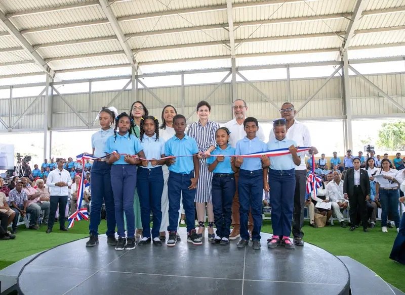 Raquel Peña entrega techado de la Escuela Javier Antonio Castillo Pérez en Pueblo Viejo, Azua, en beneficio de 349 estudiantes