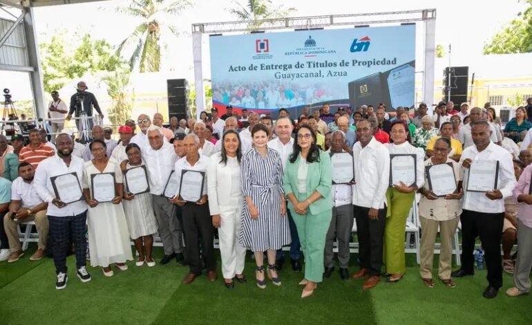 Raquel Peña entrega 450 títulos de propiedad a igual número de familias de Guayacanal en Azua