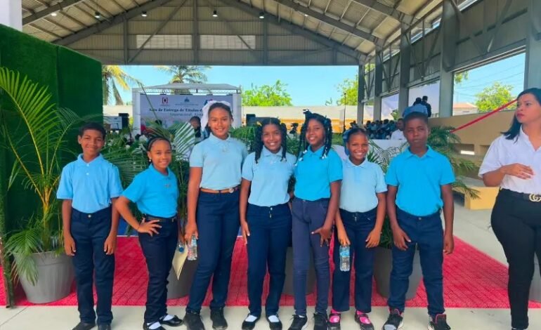 Gobierno inaugura en Azua techado de la Escuela Javier Antonio Castillo Pérez para beneficiar a 349 estudiantes y la comunidad