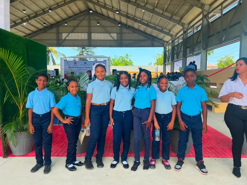 Gobierno inaugura en Azua techado de la Escuela Javier Antonio Castillo Pérez para beneficiar a 349 estudiantes y la comunidad