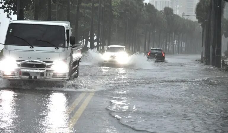 Vaguada y onda tropical provocarán lluvias y tormentas este martes