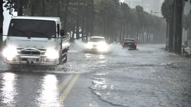 Vaguada y onda tropical provocarán lluvias y tormentas este martes